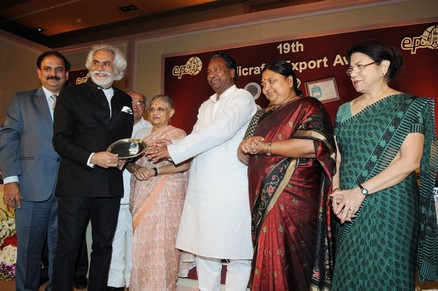 Shri Sunil Sethi, President, Fashion Design Council of India (FDCI), receiving Life-time Achievement Award from the Union Textiles Minister.