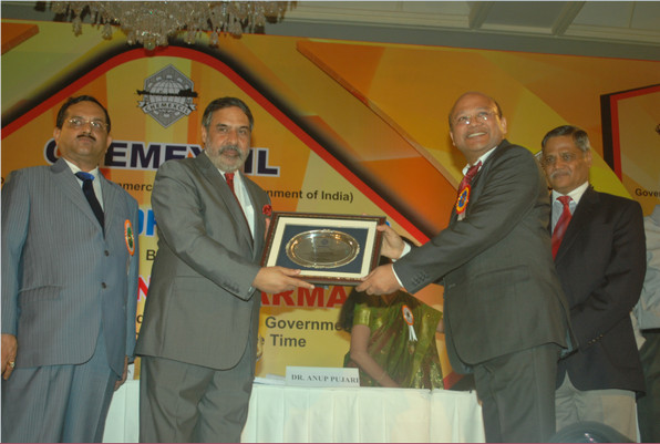 Mr. Subhas Bhargava, MD of Colorant Limited receiving the Award from Mr. Anand Sharma, Minister of Commerce & Industry, at the CHEMEXCIL event held at Hotel Trident, Mumbai.